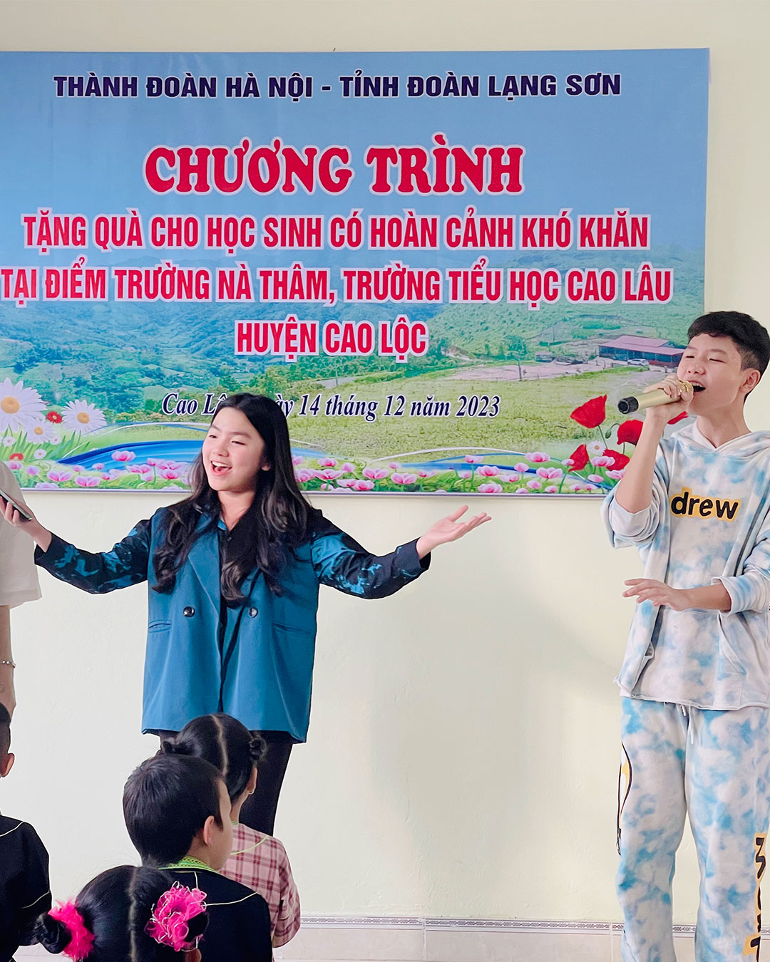 Chương trình tặng quà cho học sinh có hoàn cảnh khó khăn tại điểm trường Nà Thâm, trường tiểu học Cao Lâu, huyện Cao Lộc